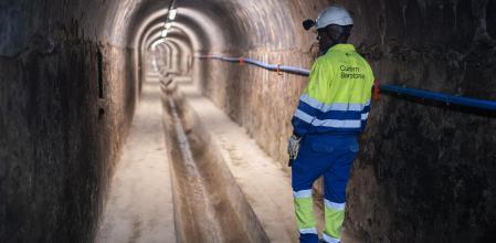 Uno de los largos pasillos accesibles del alcantarillado de Barcelona