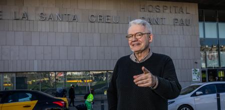 Màrius Serra delante del hospital de Sant Pau, donde pasa una de las primeras escenas de la novela
