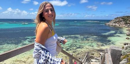 Alba López viajó a Australia para mejorar el inglés, pero se ha quedado viviendo allí por amor