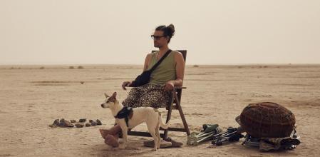 El director con la perrita jack russell que ganó la Dog Palm en Cannes