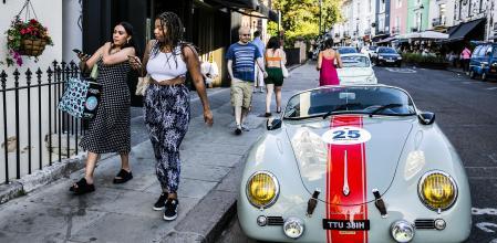 Un Porsche vintage, aparcado en Porto Bello Road, en el barrio londinense de Kensington and Chelsea.&nbsp;