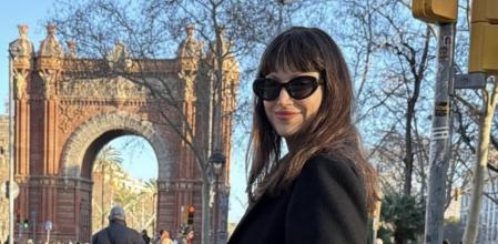 Úrsula Corberó en su primer paseo con su hijo Dante por Barcelona