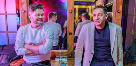 Gabriel Rufián (i) y Emilio Delgado (d) en el camerino antes del inicio del acto