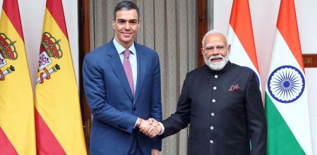 Pedro Sánchez saluda al primer ministro indio, Narendra Modi, ayer en su encuentro en Nueva Delhi