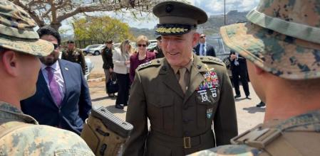 El jefe del Comando Sur de los Estados Unidos, Francis Donovan, saludando a soldados a su llegada este miércoles, a Caracas (Venezuela).