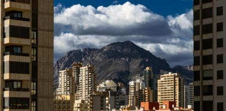 Paisaje urbano de Benidorm con el Puig Campana al fondo.