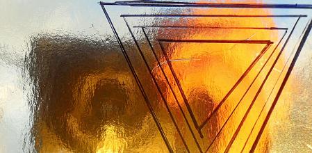 Triángulo invertido como símbolo de resistencia de la mujer.