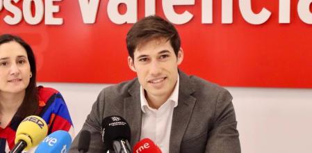 Los socialistas Elisa Valía y Borja Sanjuán, este jueves en la rueda de prensa sobre la permuta de solares en València