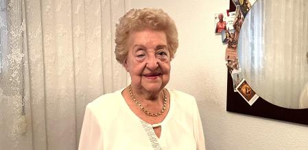 Carmen, con 100 años, asegura estar siempre alegre y de buen humor, como hacía su marido