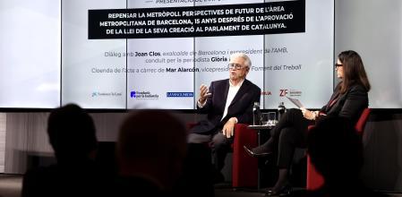 Joan Clos, durante su intervención en el foro Rethink BCN, en la sede de Foment, este jueves. A su lado, la vicepresidenta de Foment, Mar Alarcón