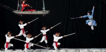 La báscula y las camas elásticas se combinan en el número de la Jiangsu Acrobatic Troupe de China