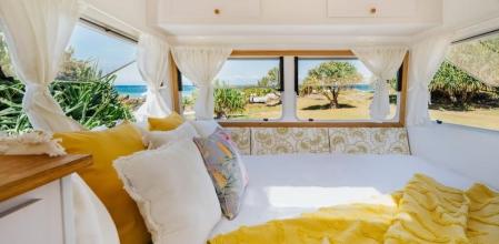 El vehículo presume de líneas redondeadas y colores pastel como las caravanas australianas de los años 50 y 60.