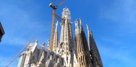 La basílica, durante le montaje de la última pieza de la cruz de la torre de Jesús, a la izquierda, la fachada pendiente&nbsp;