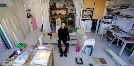 La artista Julia Crehueras, en su estudio del barrio de Sants de Barcelona