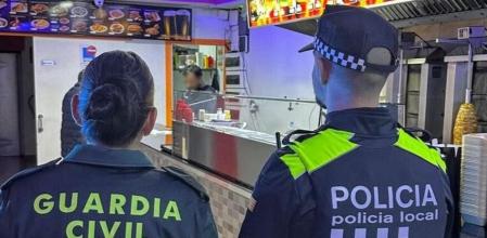 Agentes de la Guardia Civil y policía local.