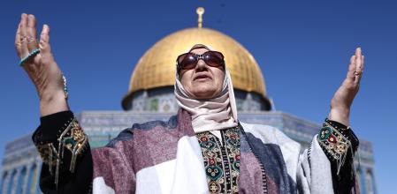 Una palestina asiste al primer rezo del viernes de Ramadán en la explanada de la mezquita de Al Aqsa, en Jerusalén&nbsp;