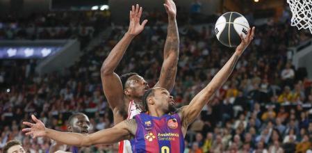 VALENCIA, 20/02/2026.- El base del Barça Kevin Punter (d) entra a canasta defendido por Devontae Cacok, de UCAM Murcia, en el partido de cuartos de final de la Copa del Rey de baloncesto que Barça y UCAM Murcia disputan este viernes en el Roig Arena, en Valencia. EFE/Manuel Bruque