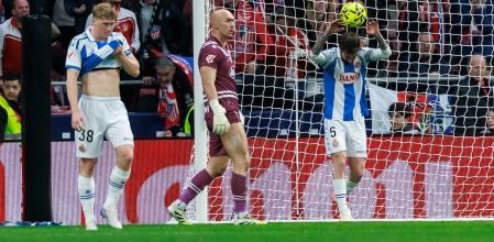 Los jugadores del Espanyol, tras recibir uno de los goles en el Metropolitano
