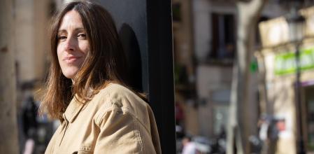 La artista Joana Moll, fotografiada recientemente en la plaza Rovira i Trias, en Barcelona