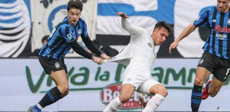 Zalewski agarra de la camiseta a Giovane en el partido del domingo 22 de febrero.
