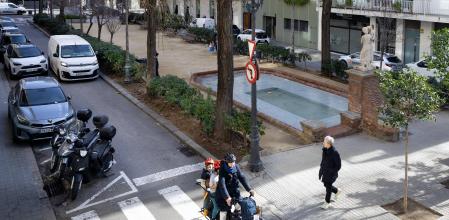 La plaza Adriano, hoy, un parterre gigante con una fuente ornamental y coches a ambos lados