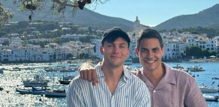 El nuevo primer ministro neerlandés, Rob Jetten, junto a su prometido el deportista Nicolás Keenan, durante unas vacaciones en Cadaqués en agosto del 2024.&nbsp;