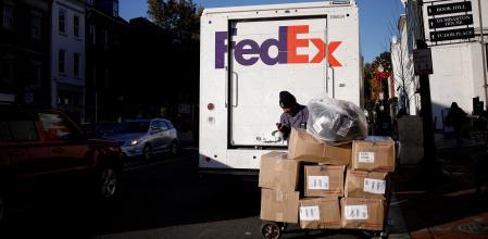 Un repartidor de FedEx durante un reparto, en una imagen de archivo