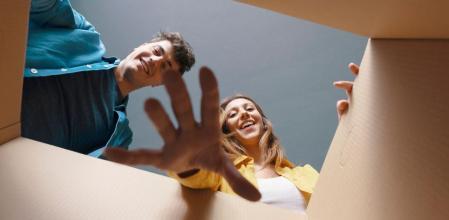 Una pareja, contenta al desempaquetar uno de sus pedidos en Amazon