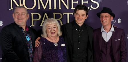 John Davidson, a la izquierda, Dottie Achenbach y Robert Aramayo en la gala de los BAFTA.