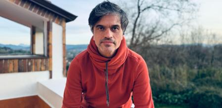 Gorka Dresbaj, en una imagen tomada desde su casa rural