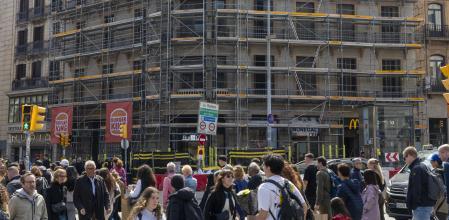 Fachada en plena rehabilitación, en Pelai con la Rambla
