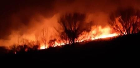 Incendio forestal de madrugada en Cantabria.