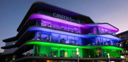 La sede de Grifols en Sant Cugat del Vallès (Barcelona), iluminada esta semana con los colores que simbolizan el Día Mundial de las Enfermedades Raras para dar visibilidad a estas patologías&nbsp;