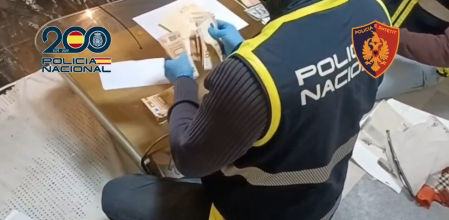 Imagen de un agente de la Policía Nacional durante una incautación de dinero