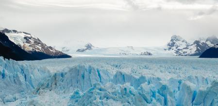 El glaciar Perito Moreno es el más conocido del parque nacional Los Glaciares, declarado por la UNESCO “patrimonio de la humanidad”. 