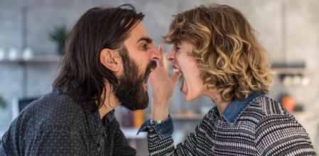 Un matrimonio discute a gritos en una foto de recurso.