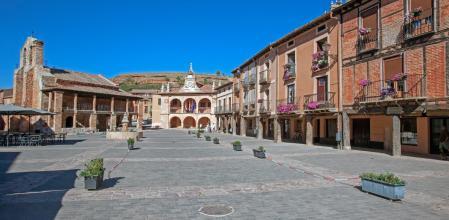 El pueblo medieval teñido de rojo a tan solo una hora de Segovia que es ideal para una escapada de fin de semana