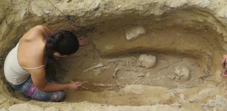 Una arqueóloga del MARQ trabajando en una de las tumbas de Rojales