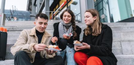 Grupo de amigos comparten una merienda