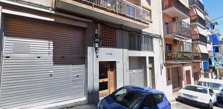 El edificio de la calle Trinitat donde sucedieron los hechos .