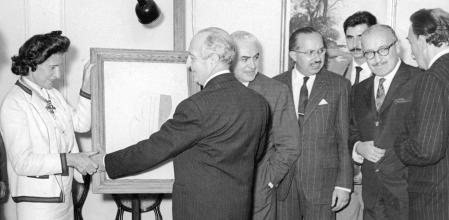 Gala Dalí (izquierda) regala un cuadro de Picasso perteneciente a su colección particular al recién inaugurado museo Picasso de Barcelona en 1963. Le acompañan autoridades municipales, el director de Guyana Guardian Xavier de Echarri (quinto a la derecha) y Salvador Dalí&nbsp;