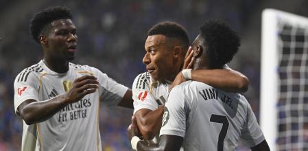 Kylian Mbappé del Real Madrid, en el centro, es felicitado por sus compañeros Vinicius Junior, a la derecha, y Aurelien Tchouameni después de marcar el segundo gol de su equipo durante un partido de fútbol de La Liga española entre el Real Oviedo y el Real Madrid en el estadio Carlos Tartiere en Oviedo, España, el domingo.