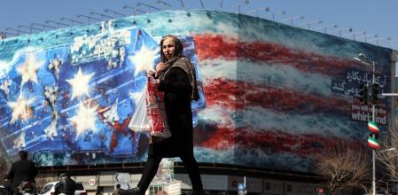 Una iraní pasea delante en un gran mural anti estadounidense en Teherán 