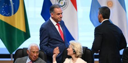 El presidente uruguayo Yamandu Orsi y la presidenta de la Comisión Europea, Ursula von der Leyen, se saludan durante la firma del acuerdo comercial UE-Mercosur, en presencia de António Costa
