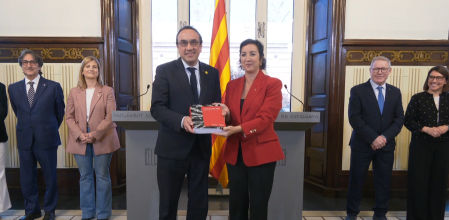 Alicia Romero entrega el proyecto de presupuestos de la Generalitat al president del Parlament Josep Rull