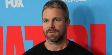 Stephen Amell posa en Los Ángeles, el pasado 18 de febrero