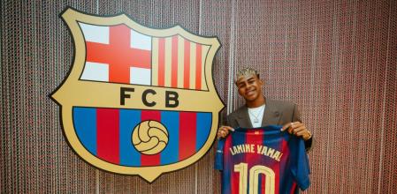 Lamine Yamal muestra su camiseta con el múmero 10