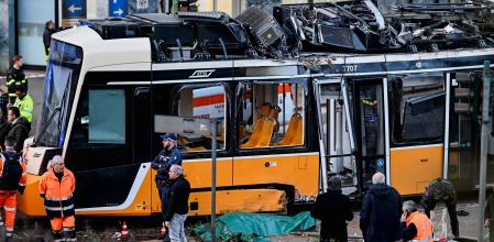 Efectivos de emergencias trabajan en el lugar de los hechos, con el convoy accidentado
