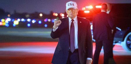 El presidente de Estados Unidos, Donald Trump, hace un gesto a su llegada ayer al Aeropuerto Internacional de Palm Beach en West Palm Beach, Florida 