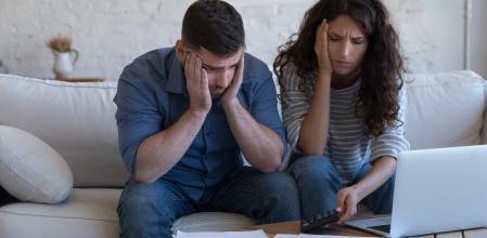 Una pareja mira con preocupación unos documentos en una foto de recurso.